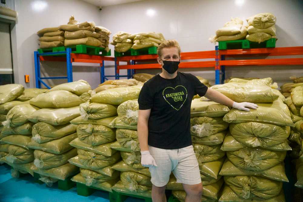 Kratomový prášek v pytlích pro kratomuj 